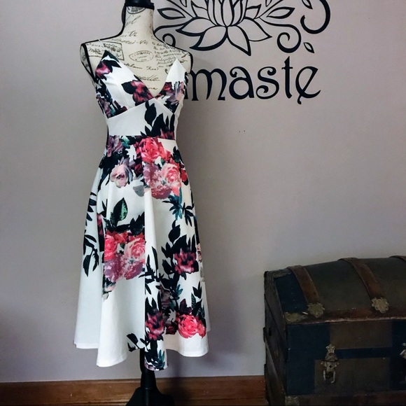 AX Paris Dresses & Skirts - NWOT beautiful floral cross back dress